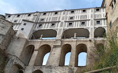 Pablo Picasso custodiado por guardias armados en Český Krumlov