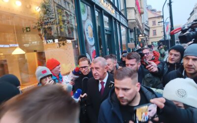 Democracia entre abucheos, banderas y café
